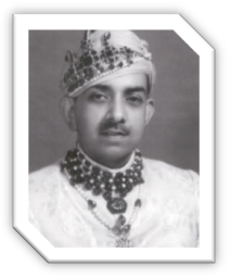 A person wearing a crown

Description automatically generated with medium confidence
